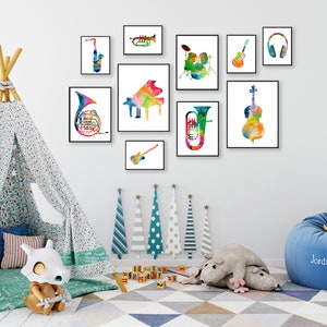 K&ouml;nnte beinhalten: Ein Set aus neun Aquarelldrucken mit verschiedenen Musikinstrumenten, darunter ein Saxophon, ein Klavier, eine Tuba, ein Cello, eine Gitarre, ein Schlagzeug, eine Trompete, ein Waldhorn und Kopfh&ouml;rer. Die Drucke sind in Schwarz gerahmt und an einer wei&szlig;en Wand angeordnet.