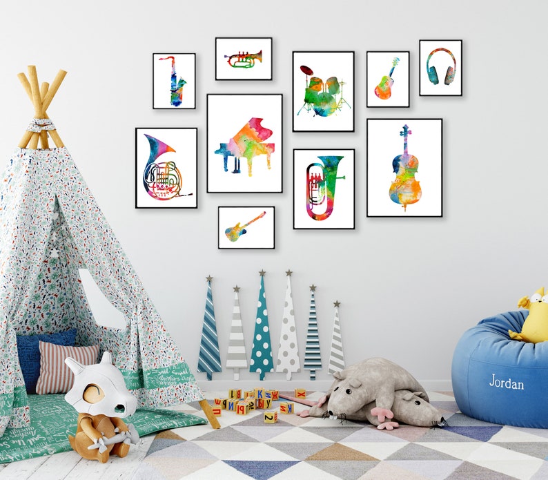 K&ouml;nnte beinhalten: Ein Set aus neun Aquarelldrucken mit verschiedenen Musikinstrumenten, darunter ein Saxophon, ein Klavier, eine Tuba, ein Cello, eine Gitarre, ein Schlagzeug, eine Trompete, ein Waldhorn und Kopfh&ouml;rer. Die Drucke sind in Schwarz gerahmt und an einer wei&szlig;en Wand angeordnet.