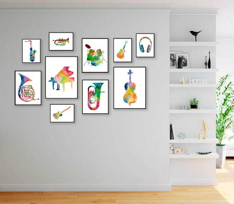 K&ouml;nnte beinhalten: Ein Set aus neun bunten Aquarelldrucken mit Musikinstrumenten, darunter ein Saxophon, eine Trompete, ein Schlagzeug, eine Gitarre, Kopfh&ouml;rer, ein Cello, eine Posaune, ein Bass und ein Fl&uuml;gel. Die Drucke sind in einem Raster an einer wei&szlig;en Wand angeordnet.