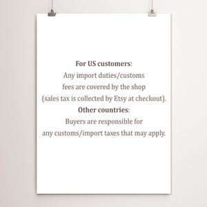 K&ouml;nnte beinhalten: Ein wei&szlig;es rechteckiges Schild mit dunkelbraunem Text, der lautet: For US customers: Any import duties/customs fees are covered by the shop (sales tax is collected by Etsy at checkout). Other countries: Buyers are responsible for any customs/import taxes that may apply.