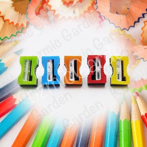 Puede incluir: Cinco sacapuntas de colores verde, azul, naranja, rojo y amarillo, alineados. Los sacapuntas están rodeados de lápices de colores y virutas de madera, lo que sugiere un tema de arte o material escolar.