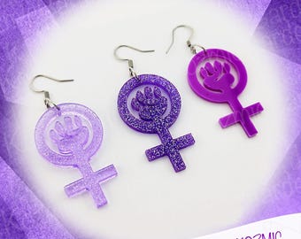 Pendientes con el símbolo del puño feminista: ¡Luce tus derechos con orgullo!