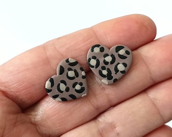 Leopardfärgade hjärtörnstift, smycken i polymerlera, hjärtan i cappuccinobeige, accessoar i djurmönster