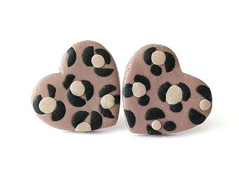 Leopardfärgade hjärtörnstift, smycken i polymerlera, hjärtan i cappuccinobeige, accessoar i djurmönster