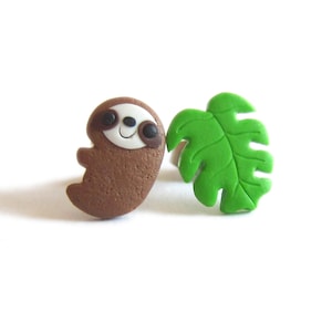 Pendientes de perezoso y monstera disparejos – Joyería de animales, pendientes de hoja de monstera