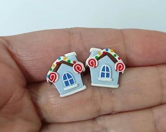 Blå pepparkakshusörhängen, julsmycken i polymerlera, polkagrisdesign