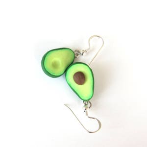 Avocado Ohrringe - Süßer Essens-Schmuck aus Fimo, lustige grüne Ohrstecker für Freunde, BFF Geschenkidee, handgemachtes Avocado-Zubehör