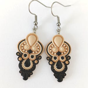 Pendientes de arcilla polimérica hechos a mano, negros y beige, elegantes joyas bohemias, ligeros y colgantes, modernos y llamativos.