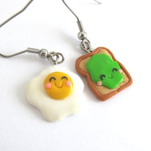 Ei und Avocado Ohrringe – Niedlicher Frühstück Schmuck – Avocado Toast Ohrstecker – Leckeres Geschenk für Sie – Kawaii Polymer Clay