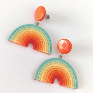 Retro Regenbogen Ohrringe – 80er 90er Jahre Stil Polymer Clay Schmuck – Bunte Statement Ohrringe – Funky Geschenk für Sie – Handgefertigte Ohrringe