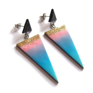Ombre driehoek oorbellen, kleurrijke geometrische hangoorbellen, gewaagde statement sieraden, blauw roze paarse oorbellen, moderne handgemaakte oorbellen