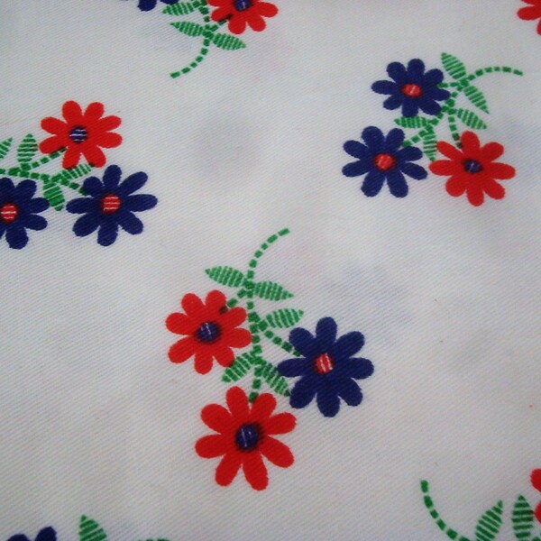 Tejido vintage de algodón floral sin usar de 1970. Para acolchados, proyectos de costura, etc., pequeñas flores rojas azules impresas