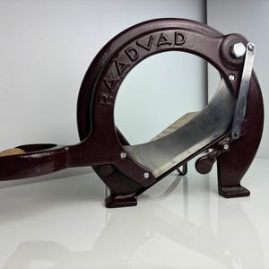 Cortador de pan integral Raadvad. Cortador de pan danés. Diseño escandinavo vintage de mediados de siglo XX. Años 60.