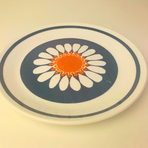 Price is for 1 plate. Figgjo Flint Daisy. Cakeplate. Designed by Turi Gramstad Oliver 1960s. Perfect for serving desserts.