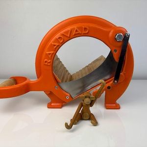 Rebanadora de pan naranja Raadvad. Cortadora de pan danesa. Vintage escandinava, estilo moderno de mediados de siglo. Años 60.