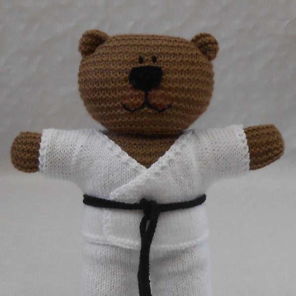 Tricot Karaté Teddy Bear Costume PDF Modèle de tricot avec Gi Veste Pantalon et Obi Ceinture Noire Pour Arts Martiaux Judo ou Taekwando