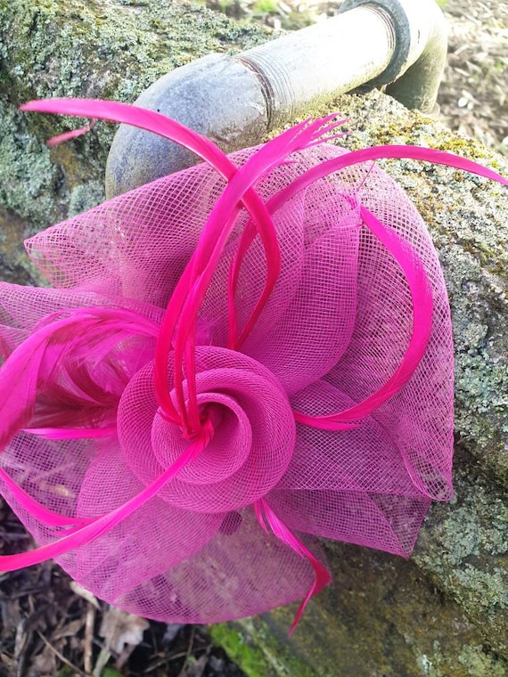 Pink fascinator in the pink hat for the races wedd