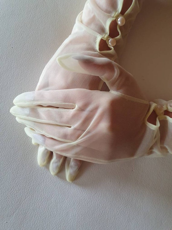 Gorgeous gloves soft yellow going out gloves forma
