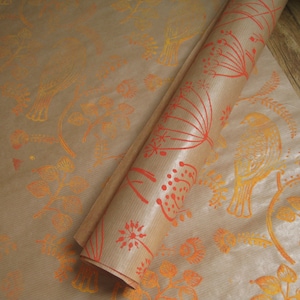 Emballage cadeau imprimé à la main sur du papier kraft brun. Dimensions 70 cm x 50 cm avec impression Cowslip ou Bird. Disponible dans une sélection de couleurs