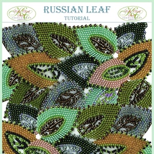 Może przedstawiać: Zbliżenie na haftowany wzór z koralikami przedstawiający różne zielone, brązowe i pomarańczowe liście. Wzór nosi tytuł "Rosyjski Liść" i zawiera tekst "Kelly Clark Studio, llc. All Rights Reserved."