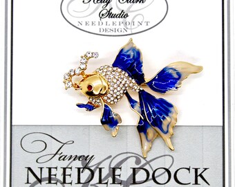 Royal Blue Beta Fish Needle Minder: Kryształowy dok do igieł Swarovskiego