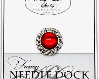 Wisiorek z rubinowym kryształem, uchwyt na igły: srebrny uchwyt na igły