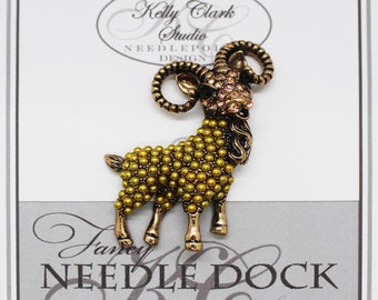 Aries Ram Needle Minder: Żółty magnes na płótnie emaliowanym