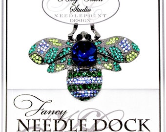 Crystal Queen Bee Needle Minder : aimant rétro en toile bleu et vert