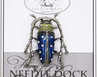 Longicorn Needle Minder: niebieski i oliwkowy kryształ Swarovskiego Bug Needle Dock