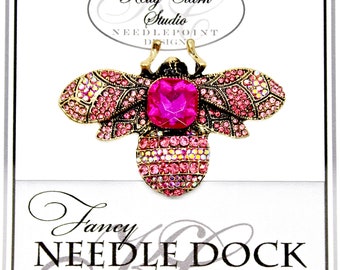 Fuchsia Queen Bee Needle Minder: Kryształowy dok do igieł Swarovskiego