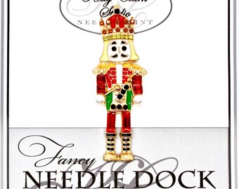 Nutcracker Needle Minder: Czerwono-zielony kryształowy stojak na igły Swarovskiego
