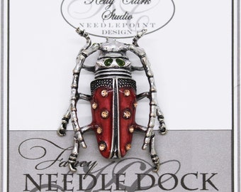 Aiguille de rappel scarabée longicorne : émail rouge, cristaux Swarovski