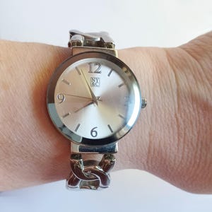 NY and Co Vintage Silver Tone Metal Link Bracelet Stretch Band Fashion Quartz Watch