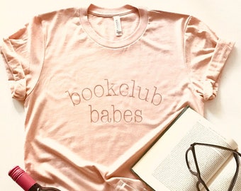 Bookclub Babes T-Shirt | Maillots du Club des Livres | Cadeaux de Noël pour les lecteurs | Idées cadeaux du club de lecture | Drôle | Livres | Cadeaux de Noël de moins de 20 ans