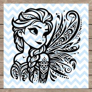 Puede incluir: Ilustración en blanco y negro de una mujer con un diseño detallado en su cabello, hombro y una estructura similar a un ala. El fondo presenta un patrón de chevrón azul claro y blanco.