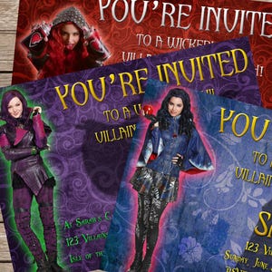 K&ouml;nnte beinhalten: Drei lila, blaue und rote Einladungen mit goldenen Lettern. Die Einladungen lauten "You're Invited to a Villain's Birthday Party". Die Einladungen zeigen Bilder von Charakteren aus dem Disney-Film Descendants.