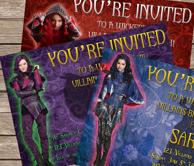 K&ouml;nnte beinhalten: Drei lila, blaue und rote Einladungen mit goldenen Lettern. Die Einladungen lauten "You're Invited to a Villain's Birthday Party". Die Einladungen zeigen Bilder von Charakteren aus dem Disney-Film Descendants.