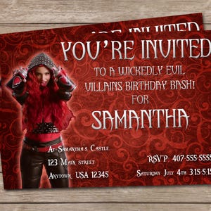 K&ouml;nnte beinhalten: Eine rote und wei&szlig;e Geburtstagseinladung mit gotischer Schrift. Die Einladung zeigt eine Frau in einem rot-schwarzen Kost&uuml;m mit einem roten Herzen auf der Brust. Der Text lautet "You're Invited to a Wickedly Evil Villains Birthday Bash! for Samantha".