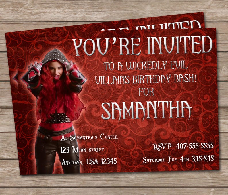 K&ouml;nnte beinhalten: Eine rote und wei&szlig;e Geburtstagseinladung mit gotischer Schrift. Die Einladung zeigt eine Frau in einem rot-schwarzen Kost&uuml;m mit einem roten Herzen auf der Brust. Der Text lautet "You're Invited to a Wickedly Evil Villains Birthday Bash! for Samantha".