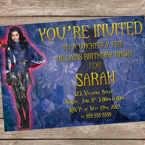 K&ouml;nnte beinhalten: Eine blaue und goldene Geburtstagseinladung mit einer Silhouette einer Frau, die einen Apfel h&auml;lt. Die Einladung ist f&uuml;r eine "Wickedly Evil Villains Birthday Bash!" f&uuml;r Sarah. Die Einladung enth&auml;lt Datum, Uhrzeit, Adresse und RSVP-Informationen.