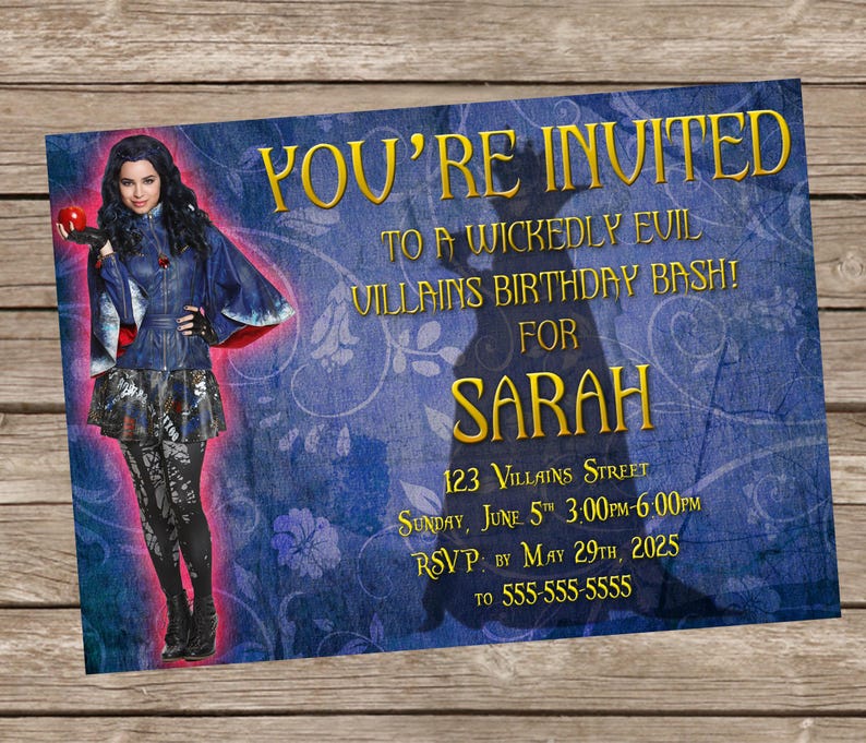 K&ouml;nnte beinhalten: Eine blaue und goldene Geburtstagseinladung mit einer Silhouette einer Frau, die einen Apfel h&auml;lt. Die Einladung ist f&uuml;r eine "Wickedly Evil Villains Birthday Bash!" f&uuml;r Sarah. Die Einladung enth&auml;lt Datum, Uhrzeit, Adresse und RSVP-Informationen.