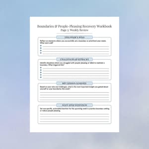 Può includere: Una pagina bianca di un quaderno di lavoro intitolata "Boundaries & People-Pleasing Recovery Workbook". La pagina include sezioni per la revisione settimanale, concentrandosi su successi, sfide, lezioni chiave e intenzioni.