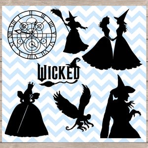 以下が含まれることがあります： ミュージカル「Wicked」のキャラクターとシンボルの黒いシルエット画像。薄い青と白のシェブロンの背景に、時計、魔女、猿、「Wicked」の文字が含まれています。