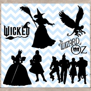 Könnte beinhalten: Schwarze Silhouetten von Charakteren und Text aus Der Zauberer von Oz und Wicked. Enthält die böse Hexe, einen fliegenden Affen, das Wicked-Logo, das Logo Der Zauberer von Oz und andere Charaktere auf einem blau-weißen Zickzack-Hintergrund.