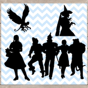 Puede incluir: Siluetas negras de personajes de El Mago de Oz sobre un fondo de patrón de chevron azul claro y blanco. Los personajes incluyen a Dorothy, el Espantapájaros, el Hombre de Hojalata, el León Cobarde, la Bruja Malvada y un mono volador.