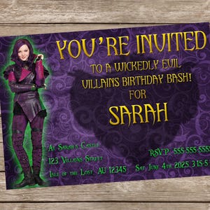 K&ouml;nnte beinhalten: Eine lila und goldene Geburtstagseinladung mit einem Bild von Mal aus dem Disney-Film Descendants. Die Einladung lautet "Du bist eingeladen zu einer b&ouml;sen Schurken-Geburtstagsparty! F&uuml;r Sarah" und enth&auml;lt die Adresse "Im Schloss von Sarah, 123 Villains Street, Isle of the Lost, AU 12345" sowie RSVP-Informationen.