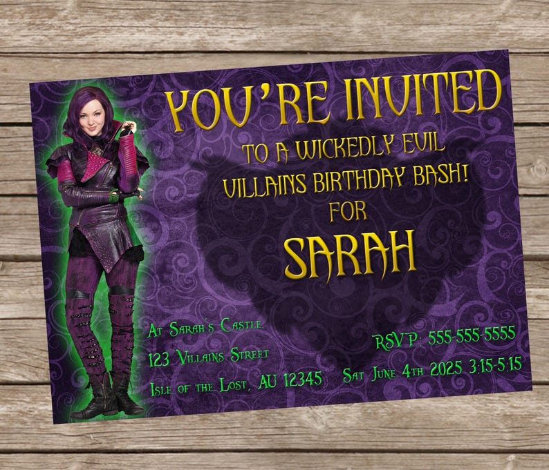 K&ouml;nnte beinhalten: Eine lila und goldene Geburtstagseinladung mit einem Bild von Mal aus dem Disney-Film Descendants. Die Einladung lautet "Du bist eingeladen zu einer b&ouml;sen Schurken-Geburtstagsparty! F&uuml;r Sarah" und enth&auml;lt die Adresse "Im Schloss von Sarah, 123 Villains Street, Isle of the Lost, AU 12345" sowie RSVP-Informationen.
