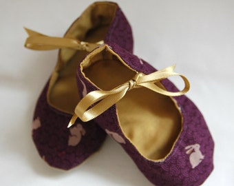 Bunny baby shoes, pram shoes, baby booties, baby slippers, tie up baby shoes, bunny print, bunny gift, rabbit print, rabbit gift, baby girl
