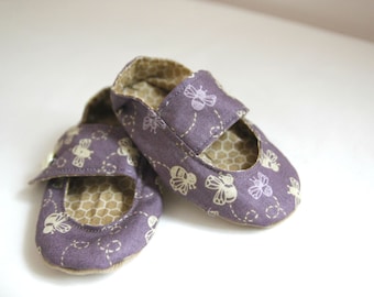 Bee baby shoes, bee pram shoes, bee baby booties, bee print, bee gift, honeycomb print, honeycomb gift, baby gift, baby shower, baby grl