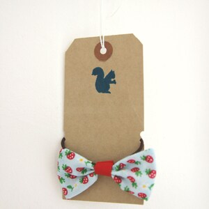 Strawberry / daisy bow, strawberry accessories, strawberry print, strawberry gift, hair bow, hair bobble, small hair bow, adult hair bow